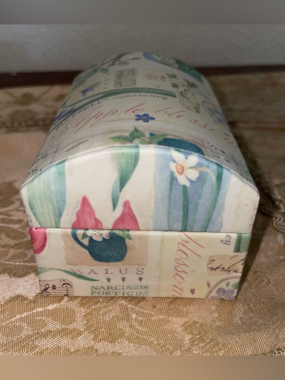 Vintage small Dome Botanical keepsakes box. 1970’s in pristine condition. - Picture 6 of 15